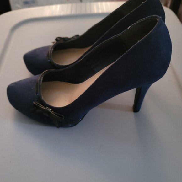 Justfab navy and black heel with bow, size 8 - Picture 2 of 3